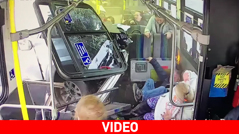 Απίστευτες εικόνες με pick up που συγκρούστηκε με λεωφορείο…